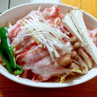 レンジで簡単豚バラ肉ともやし蒸し